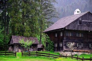 oude houten huizen in de natuur foto