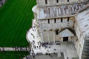 veel toeristen in de kathedraal van pisa foto