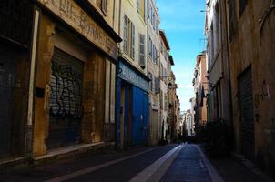 straat in de oude stad marseille foto
