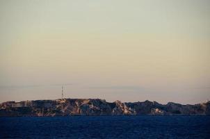 rotsachtige kustlijn in marseille foto