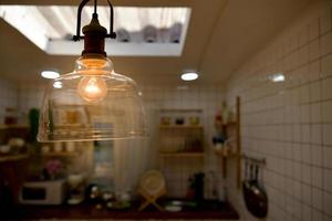 gele lamp die de keuken verlicht tijdens het koken. foto