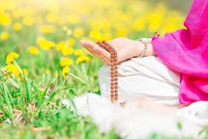 yogabeoefening in de natuur met de mala foto