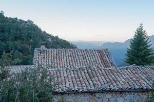 weg naar santa fe de organya in de bergen van de catalaanse pyreneeën foto