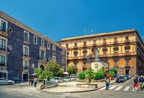 italië, catania, 12 mei 2018 monumento al cardinale beato dusmet monument op piazza san francesco d'assisi plein in catania foto