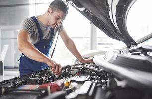 automonteur werken in garage. reparatie service foto