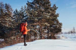 vrouw reiziger met rugzak wandelen reizen levensstijl avontuur concept actieve vakanties buiten. prachtig landschap bos foto