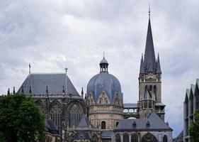 de Dom van Aken tegen een bewolkte hemel foto