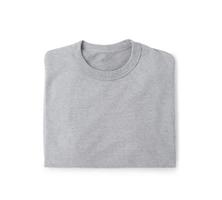 lege gevouwen grijze t-shirt mockup voor- en achterkant geïsoleerd op een witte achtergrond met uitknippad foto