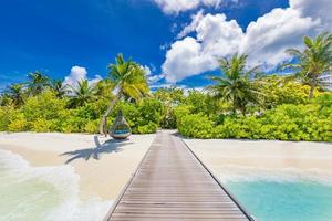 idyllisch tropisch strandlandschap voor achtergrond of behang. ontwerp van toerisme voor zomervakantie landschap, vakantiebestemming concept. exotische eilandscène, ontspannend uitzicht. paradijselijke lagune aan zee foto