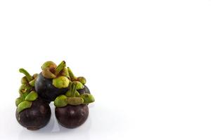 mangosteen isolaat op witte achtergrond foto