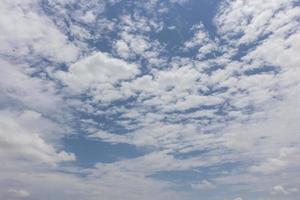 blauwe lucht met wolken natuurlijke achtergrond foto