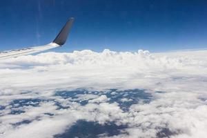 blauwe lucht met wolken in het vliegtuig foto