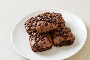 donkere chocolade brownies gegarneerd met chocoladeschilfers foto