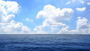 de blauwe oceaan en de hemelachtergrond. foto