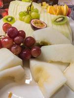 koude plaat met meloen, druiven en diverse soorten fruit foto
