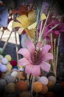 veelkleurige decoratieve papieren bloemen foto