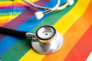 zwarte stethoscoop op regenboogvlagachtergrond, symbool van lgbt-trotsmaand viert jaarlijks in juni sociaal, symbool van homo, lesbienne, biseksueel, transgender, mensenrechten en vrede. foto