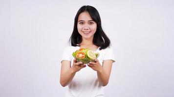 jonge Aziatische vrouw gelukkige en gezonde salade met geïsoleerde witte achtergrond foto