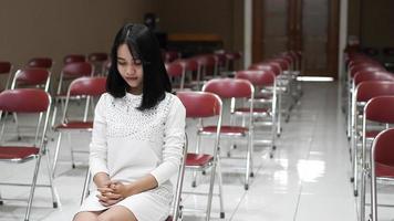 een christelijke vrouw die nederig bidt in de kerk foto