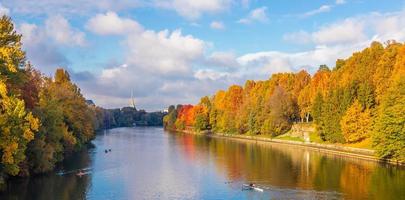 herfst in turijn met po' rivier, regio piemonte, italië. landschap met blauwe lucht. foto