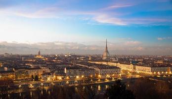 turijn, italië. panorama van monte dei cappuccini - de heuvel van cappuccino - bij zonsondergang met alpenbergen en mol antonelliana foto