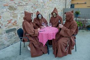 carnavalsmaskers vermomd als broeders foto