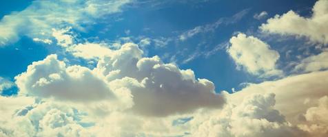 achtergrondafbeelding van witte wolken in de lucht foto