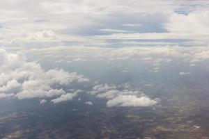 blauwe lucht met wolken in het vliegtuig foto