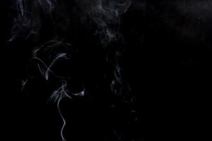 abstracte rook wervelt op zwarte achtergrond foto