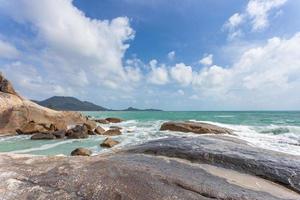 zeezicht bij hin ta hin yai grootvader en grootmoeder rock op koh samui eiland, ongezien en geweldig thailand. foto