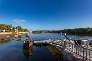 krabi, thailand - 23 januari 2020 - prachtig natuurlijk uitzicht op boten, pier, mangrovebos en khao khanab nam berg bij krabi rivier, krabi, thailand. foto