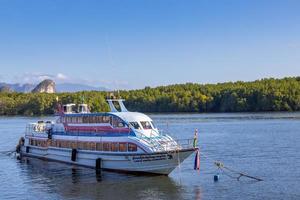 krabi, thailand - 23 januari 2020 - prachtig natuurlijk uitzicht op boten, pier, mangrovebos en khao khanab nam berg bij krabi rivier, krabi, thailand. foto