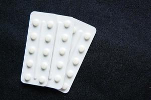 close-up van pillen van blisterverpakking op zwarte achtergrond foto