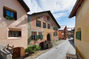huizen in het Zwitserse bergdorp zuoz foto