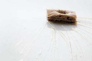 cake op een witte achtergrond foto