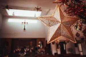 kerststerren versierd in de kerk foto