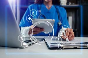geneeskunde arts en stethoscoop met behulp van tablet met pictogram medische netwerkverbinding op virtuele moderne medische technologie concept. foto