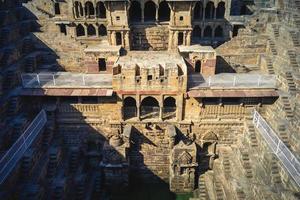 chand baori stepwell in abhaneri village in de buurt van bandikui in rajasthan, india foto