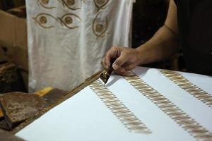 hand van ambachtslieden die Indonesische traditionele stof maken genaamd kain batik foto