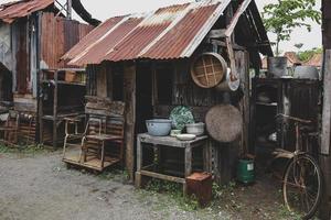 oude kleine hut met kookgerei foto