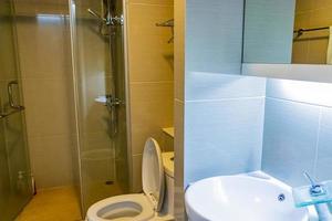 super schoon appartement toilet in bangkok thailand. foto