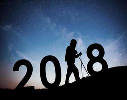 silhouet jonge wandelaar man voor 2018 nieuwjaar achtergrond van de Melkweg op een heldere ster donkere hemel toon foto