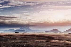 prachtig landschap van berg in ijsland met vulkaan op de achtergrond foto