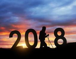 silhouet jonge wandelaar man voor 2018 nieuwjaar achtergrond van de zonsondergang foto
