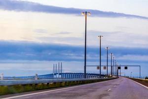 rijden over de oresundsbron-brug bij zonsopgang in malmö, zweden. foto