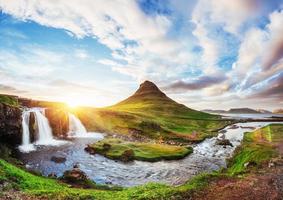 de schilderachtige zonsondergang over landschappen en watervallen. Kirkjufell Mountain, IJsland foto