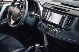 luxe auto-interieur - stuur, versnellingspook, dashboard en computer foto