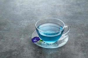 de telang, vlinderbloemthee of blauwe thee is kruidenthee gemaakt van het kruid of de infusie van de clitoria ternatea plantbloem. foto