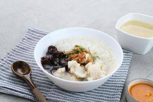 tekwan, traditioneel eten uit palembang, indonesië. gemaakt van een mengsel van visvlees en tapioca, dat wordt gevormd tot kleine balletjes, met vermicelli, champignons, lente-uitjes, selderij. geselecteerde focus. foto