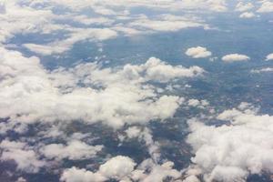 blauwe lucht met wolken in het vliegtuig foto